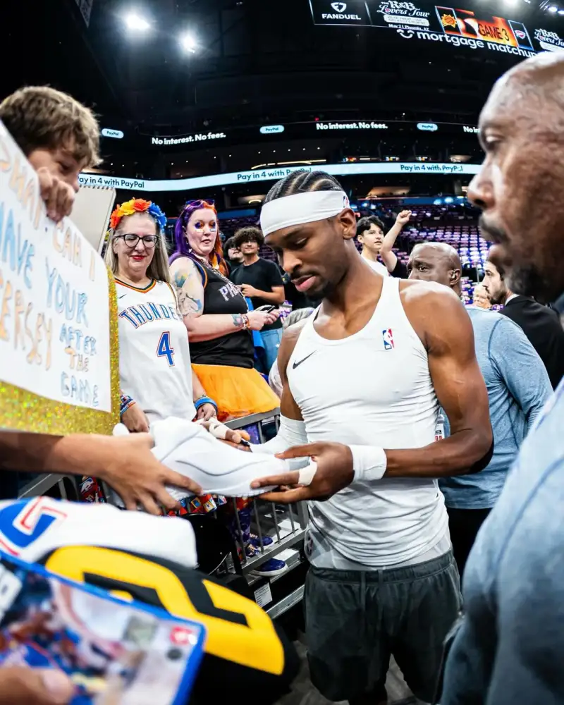 开云-雷霆晒亚历山大等球员为客场雷霆球迷签名&amp;amp;合影的瞬间